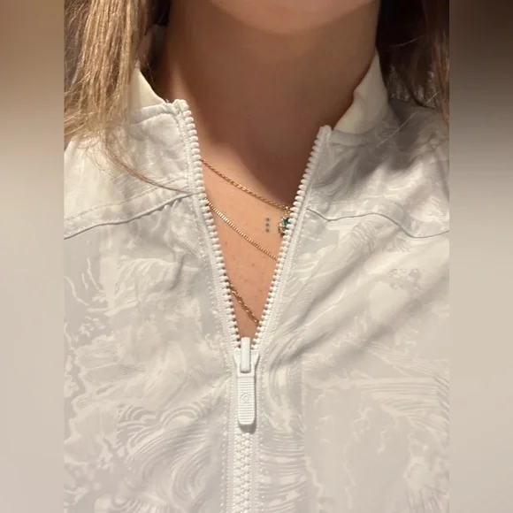 Lululemon: Women's Reversible Insulated
Windbreaker Jacket - Picture 5 of 16